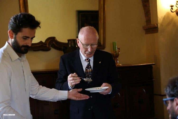 a destra, Antonio Tonola